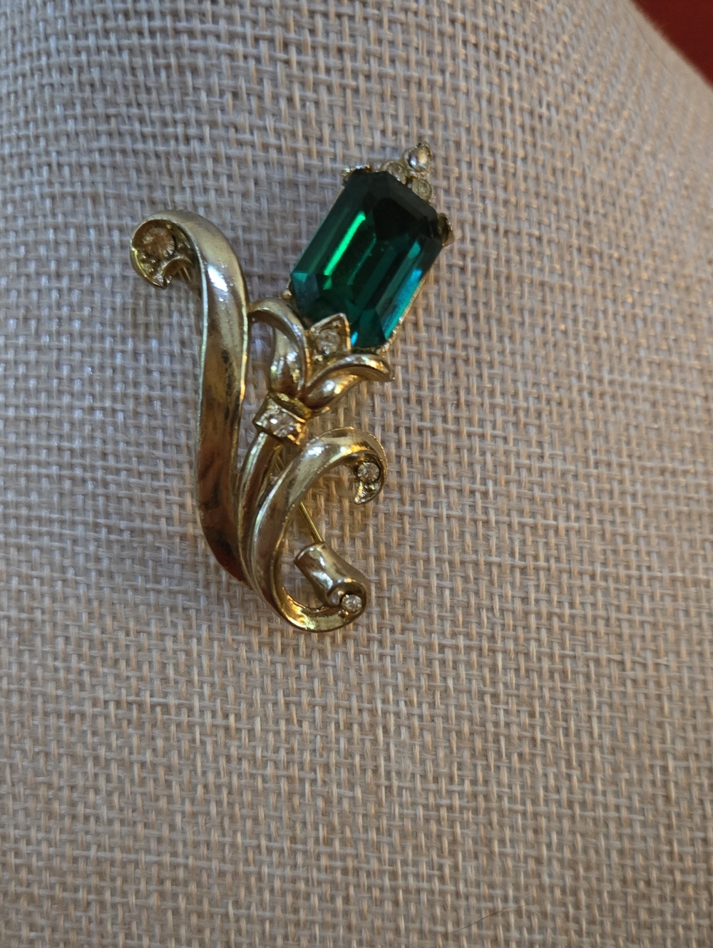 Coro Gold-Tone Brooch with Emerald Green Crystal And Rhinestones